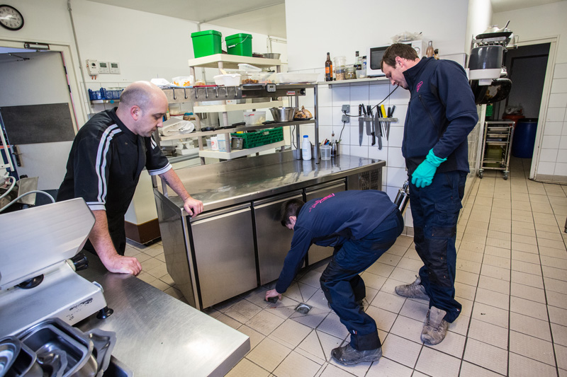 Entretien de canalisations par un déboucheur professionnel - LCdD