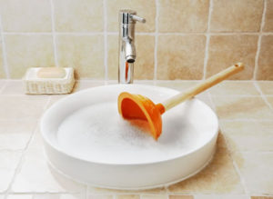 Nettoyage de la vidange.Tuyaux d'égout bouchés et sales évacuation du  sol.Plein de cheveux et accumulation de graisse obstruée.Entretien du  système d'évacuation des eaux usées du plancher en b Photo Stock - Alamy