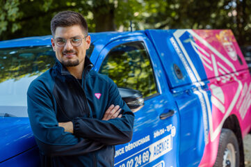 Portrait de Jules, devant son pick-up d'intervention rose et bleu. Déboucheur du département de la Mayenne