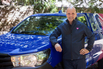 Photo de Paul ALERINI, devant son pick-up d'intervention, deboucheur professionnel sur le secteur de Cannes / Fréjus