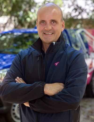 Portrait de Paul ALERINI, devant son pick-up d'intervention, deboucheur professionnel sur le secteur de Cannes / Fréjus
