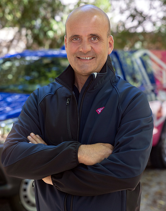 Portrait de Paul ALERINI, devant son pick-up d'intervention, deboucheur professionnel sur le secteur de Cannes / Fréjus