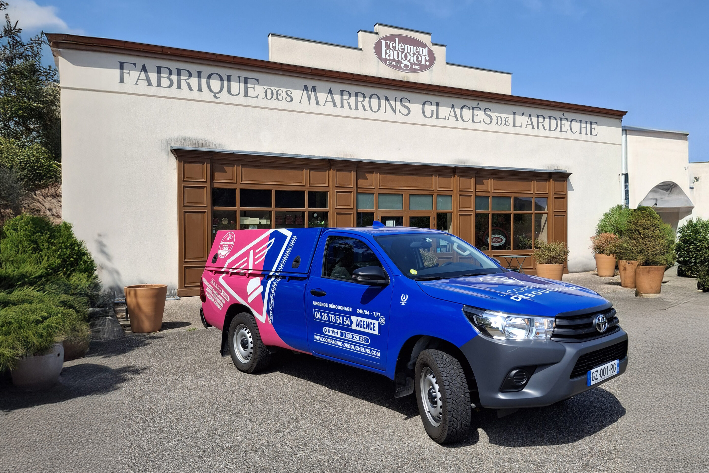 Pick-up d'intervention de la Compagnie des Deboucheurs devant une fabrique de marrons à Privas
