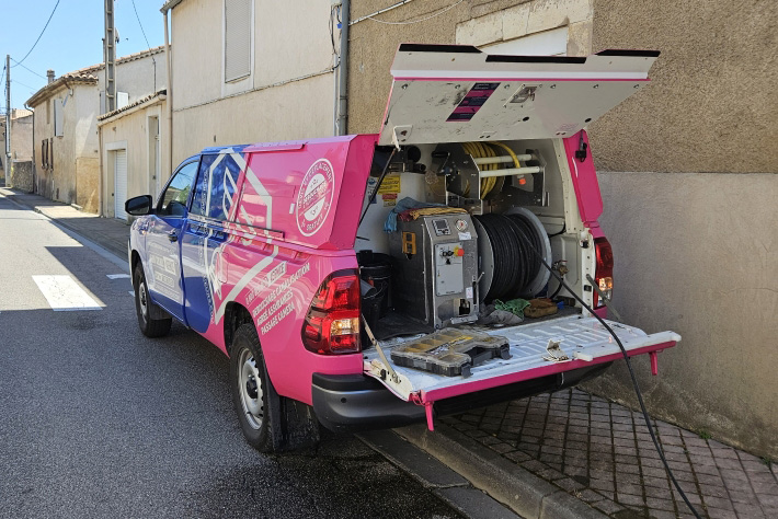 Pick-up d'intervention pour un hydrocurage (débouchage de canalisation) dans le Var