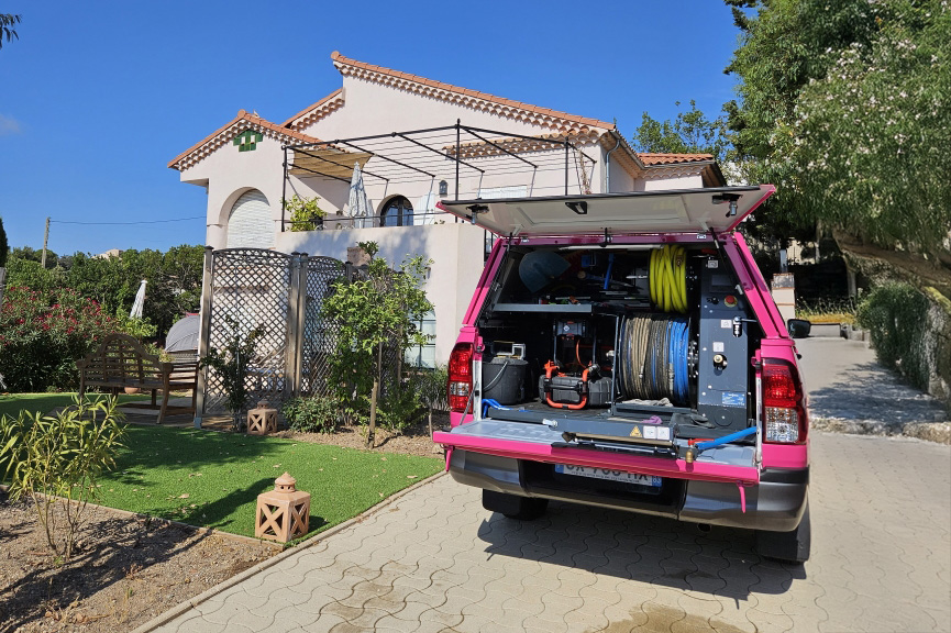 Pick-up d'intervention chez un particulier pour un hydrocurage (débouchage de canalisation avec jet haute pression) dans le Var