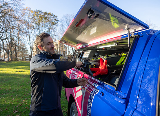 Photo de Frederic, en train de prendre son matériel d'intervention dans son pick-up rose et bleu, pour du débouchage de canalisation vers Bordeaux ouest