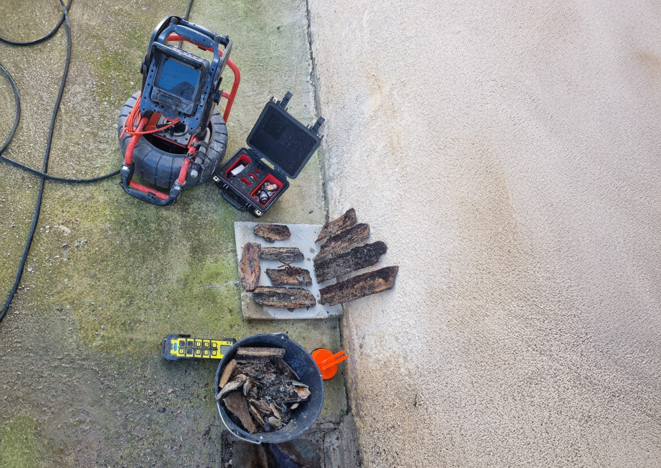 Plaques de tartre enlevées grâce à un curage de canalisation