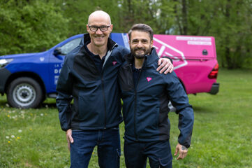 Portraits de Stéphane et Simon - nouveaux déboucheurs arrivés en avril 2026 à la Compagnie des Déboucheurs - devant leur pick-up d'intervention