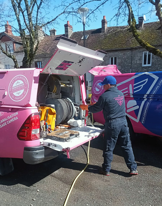 Photo d'un débouchage de canalisation dans la Sarthe, hydrocurage avec deux pick-up d'intervention de la Compagnie des Déboucheurs