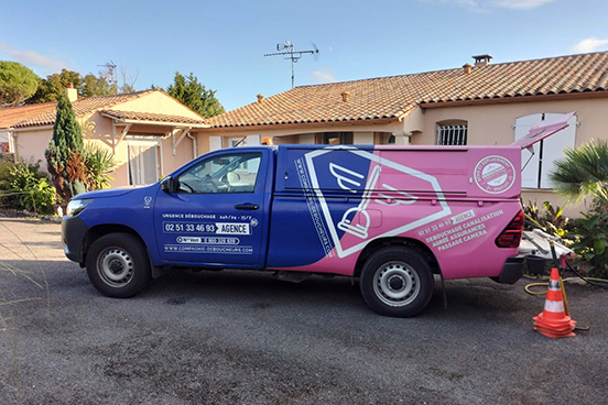 Photo du pick-up d'intervention de la Compagnie des Déboucheurs devant une maison, dans une zone pavillonnaire pour un débouchage de canalisation