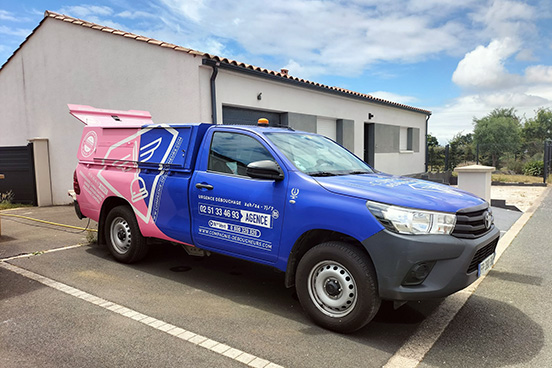 Photo du pick-up d'intervention de la Compagnie des Déboucheurs devant la maison d'un particulier pour un débouchage de canalisation