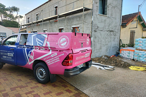 Pick-up d'intervention devant maison en travaux pour nettoyage des canalisation